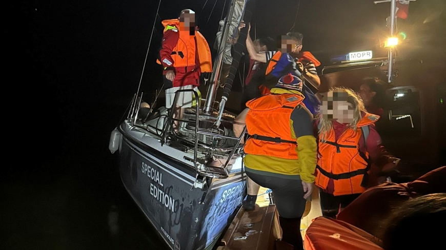 Akcja ratunkowa na jeziorze Dargin. Jacht utknął na głazach